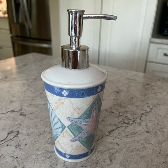 🌻Seashell ceramic soap pump - Picture 1 of 8